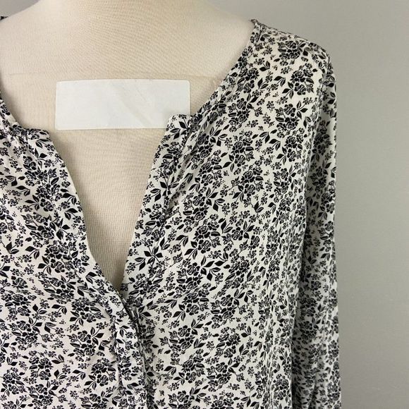 🌿4/$35 🌿BUSEM Black & White‎ Floral Tunic - Picture 5 of 9